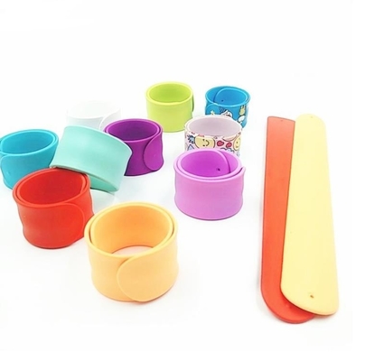 Bulk van het Embleem Voor het drukken geschikte Debossed van Silicone Rubberarmbanden de Zijdedruk