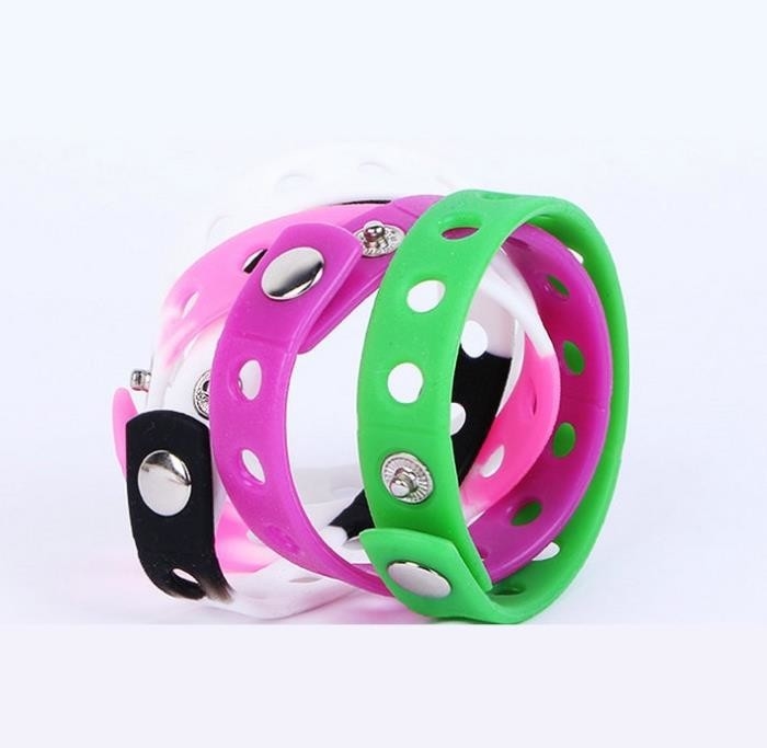 De promotie regelbare armbanden van de gatenstijl, de Gekleurde Rubberknoop van het Armbandenmetaal